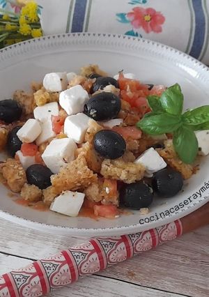 Una foto de Dakos salad -ensalada de pan con tomate-