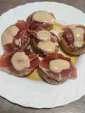 Champiñones a la plancha con jamón ibérico y salsa de queso roquefort