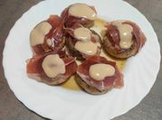 Una foto de salsa roquefort con champiñones