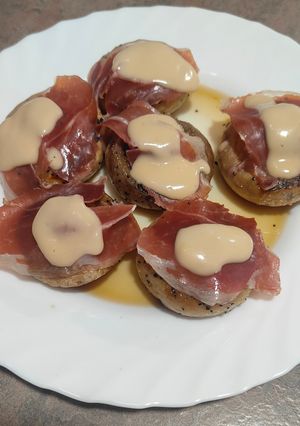 Una foto de Champiñones a la plancha con jamón ibérico y salsa de queso roquefort