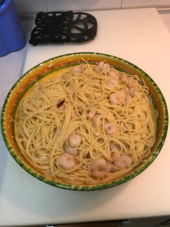 Una foto de Espaguetti con ajo, guindilla y gambas