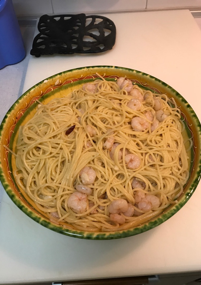 Una foto de Espaguetti con ajo, guindilla y gambas