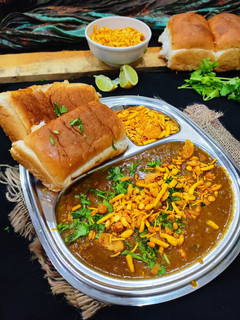 મિસળ પાવ (Misal Pav Recipe In Gujarati) રેસીપી મુખ્ય ફોટો