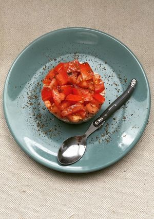 Une photo de Tartare de tomates aux rillettes de thon