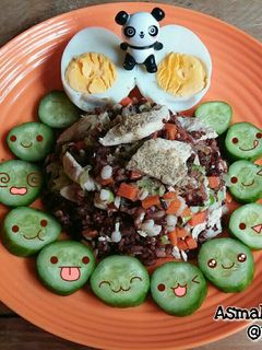 รูปของ ข้าว(ไม่)ผัดไรซ์เบอรี่อกไก่และไข่ต้ม