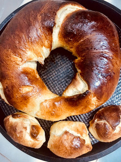 Una foto de PAN ROSCA 🥯🧉🍩🧉RELLENO 1)MEMBRILLO Y COCO— RELLENO 2)PASAS DE UVA Y COCO—(MASA DULCE)🧉🍩🧉🥯🧉
