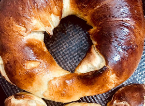 Una foto de PAN ROSCA 🥯🧉🍩🧉RELLENO 1)MEMBRILLO Y COCO— RELLENO 2)PASAS DE UVA Y COCO—(MASA DULCE)🧉🍩🧉🥯🧉