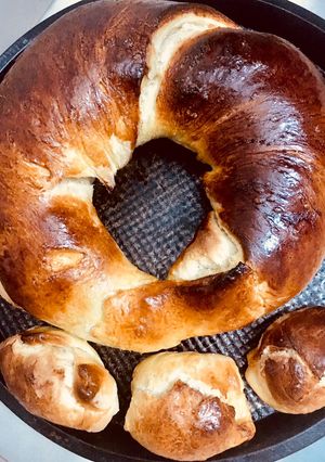 Una foto de PAN ROSCA 🥯🧉🍩🧉RELLENO 1)MEMBRILLO Y COCO— RELLENO 2)PASAS DE UVA Y COCO—(MASA DULCE)🧉🍩🧉🥯🧉
