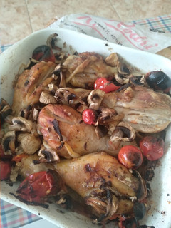 Una foto de Muslos de pollo con champiñones