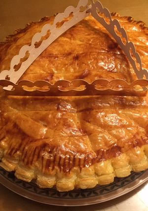 Hình của món Banh Galette des rois (Bánh ba Vua).