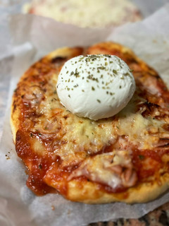 Una foto de Pizza casera con mozzarella fresca en thermomix y freidora de aire