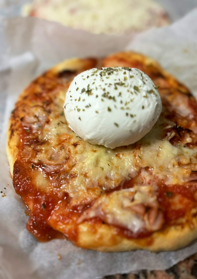 Una foto de Pizza casera con mozzarella fresca en thermomix y freidora de aire