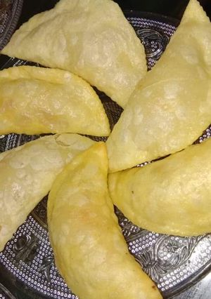 गुजिया (gujiya recipe in hindi) रेसिपी मुख्य फोटो