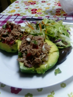 Una foto de Paltas rellenas con atún