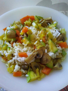 Una foto de Verduras con arroz blanco