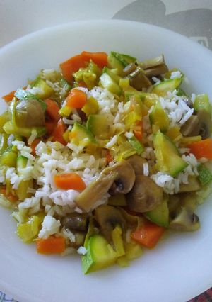 Una foto de Verduras con arroz blanco