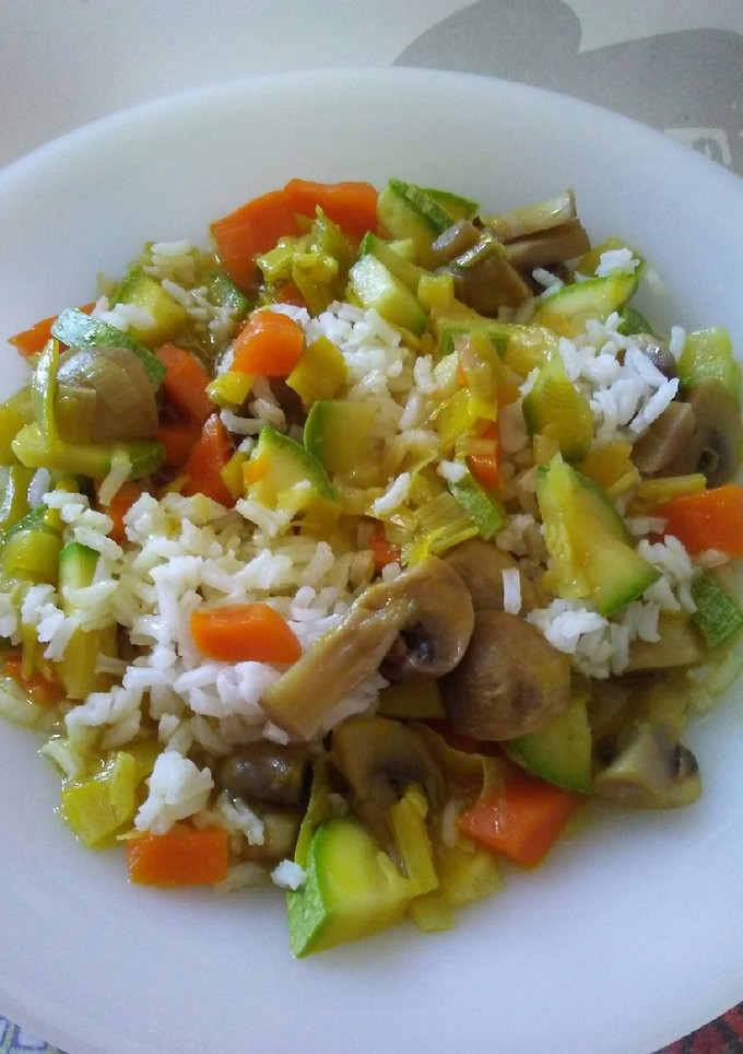 Una foto de Verduras con arroz blanco