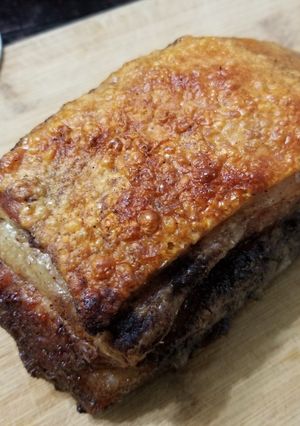 A picture of Chinese Crispy Crackling roasted pork belly 腩仔燒肉.