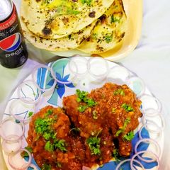 A picture of Honey Garlic Glazed Chicken drumsticks with Garlic Butter naan.