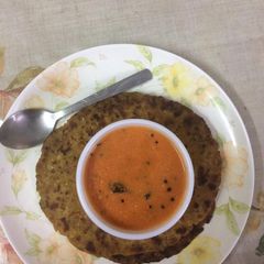 A picture of Maize cauliflower roti with tomato garlic chutney.