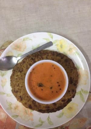 A picture of Maize cauliflower roti with tomato garlic chutney.