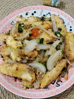 蒜香洋蔥椒鹽鯛魚 的食譜成品照片