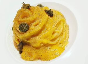 Foto di Spaghetti crema di peperoni gialli, capperi e polvere di acciuga
