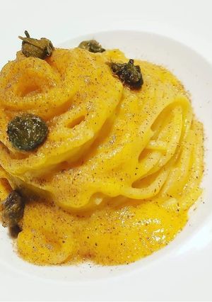 Foto di Spaghetti crema di peperoni gialli, capperi e polvere di acciuga