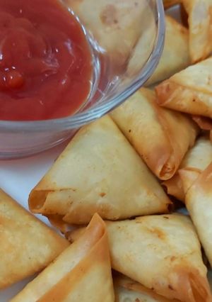A picture of Mini Chicken cheese samosas.