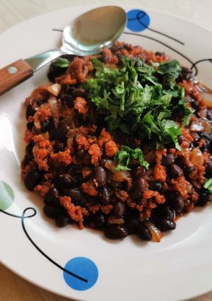 Una foto de Longaniza con frijolitos