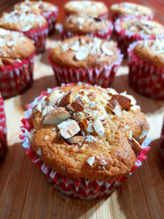 Una foto de Muffins de banana, dulce de leche y almendras