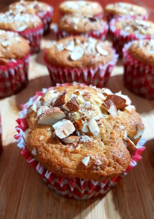 Una foto de Muffins de banana, dulce de leche y almendras