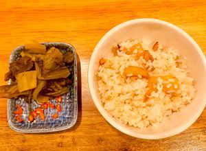 Hình của món Cơm chiên tóp mỡ ăn kèm dưa chua.