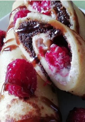 Zdjęcie przepisu Naleśniki serowo-makowe z malinami i syropem daktylowym.