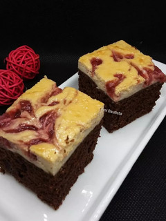 Una foto de Bizcocho de chocolate con cheesecake de fresa (bajo en azúcar)
