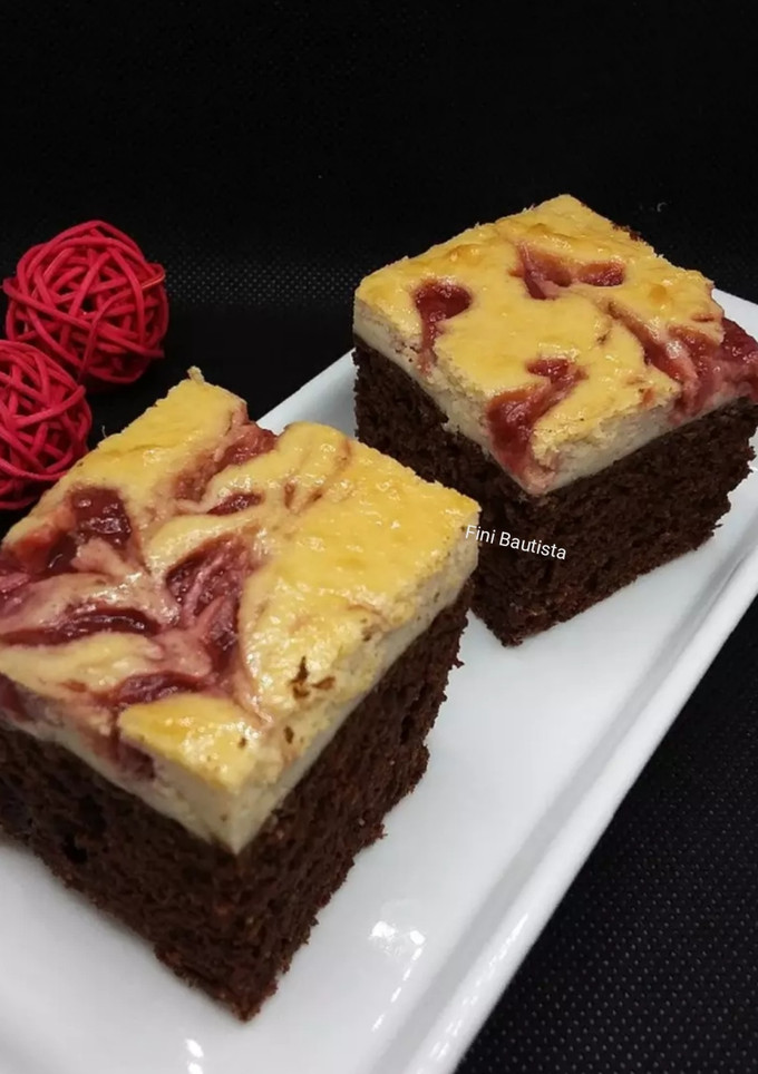 Una foto de Bizcocho de chocolate con cheesecake de fresa (bajo en azúcar)