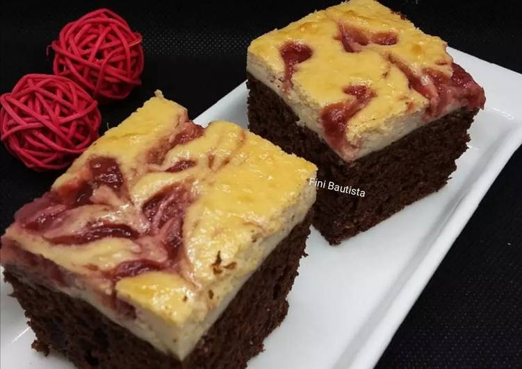 Bizcocho de chocolate con cheesecake de fresa (bajo en azúcar)