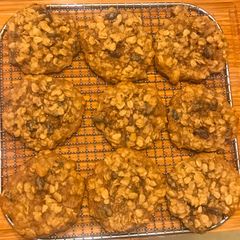 A picture of Quaker Oats Vanishing Oatmeal Raisin Cookies.