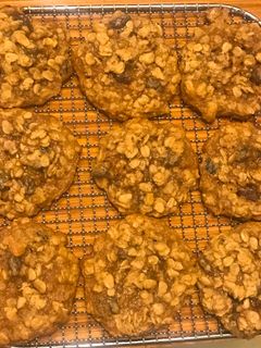 A picture of Quaker Oats Vanishing Oatmeal Raisin Cookies.