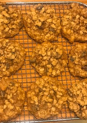 A picture of Quaker Oats Vanishing Oatmeal Raisin Cookies.