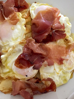 Una foto de Huevos rotos con jamón 🌹receta de siempre 😍👌🏻