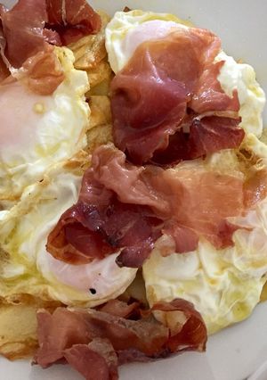 Una foto de Huevos rotos con jamón 🌹receta de siempre 😍👌🏻