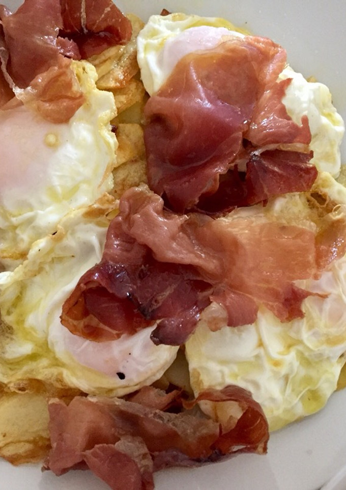 Una foto de Huevos rotos con jamón 🌹receta de siempre 😍👌🏻