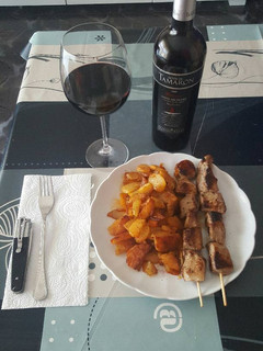 Una foto de Patatas al horno picantes con pinchos de cerdo ibérico