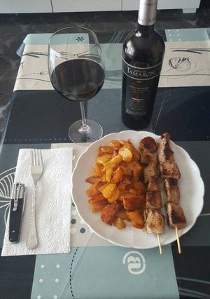 Una foto de Patatas al horno picantes con pinchos de cerdo ibérico