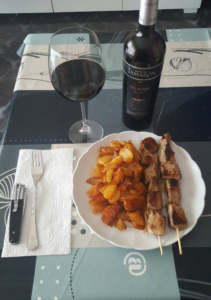 Una foto de Patatas al horno picantes con pinchos de cerdo ibérico