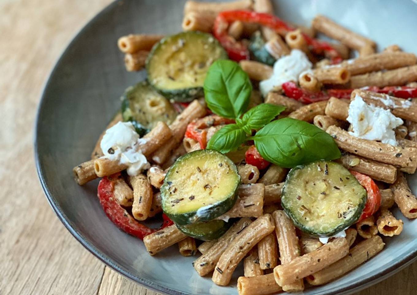 Pâtes de lentilles aux légumes grillés et fromage de chèvre