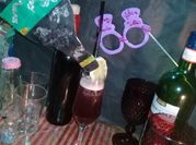 Una foto de tragos con vino tinto