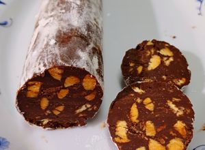 Una foto de Salamin de chocolate y almendras