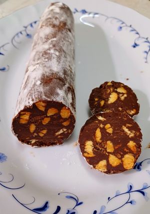 Una foto de Salamin de chocolate y almendras